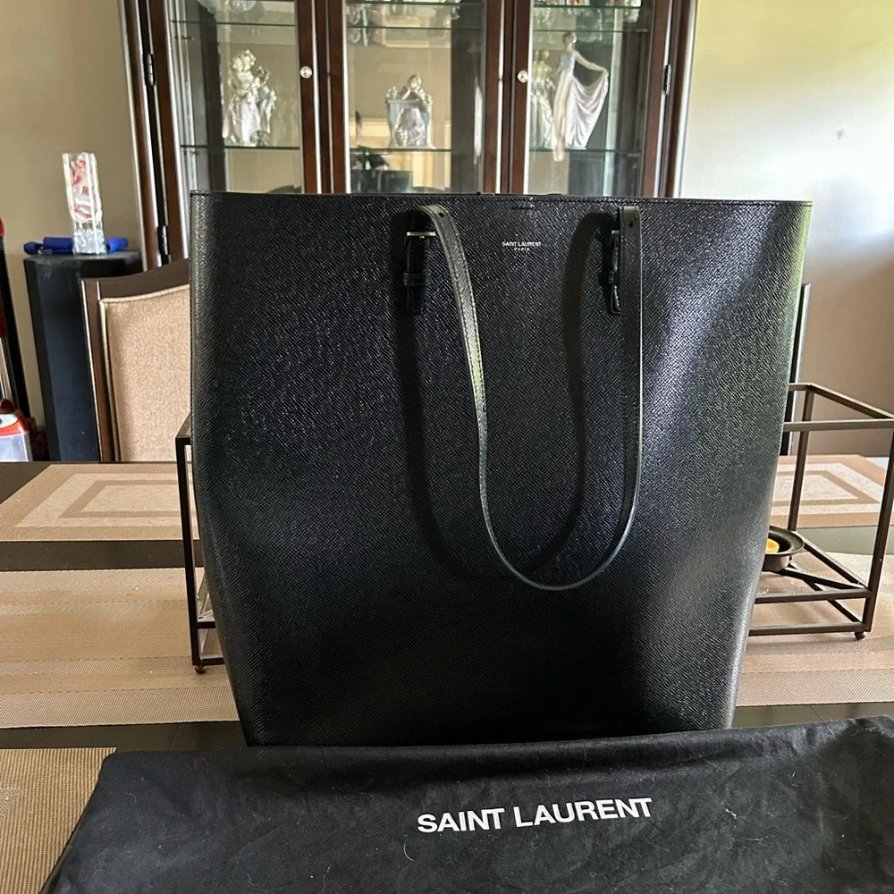 Shopping leather tote Saint Laurent Black in Leather - Picture 3 of 3
